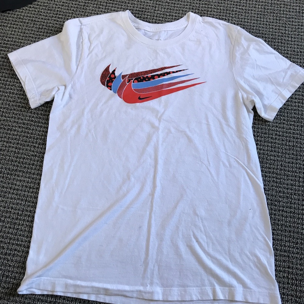 Nike Tee White triple Swoosh Size Small‎